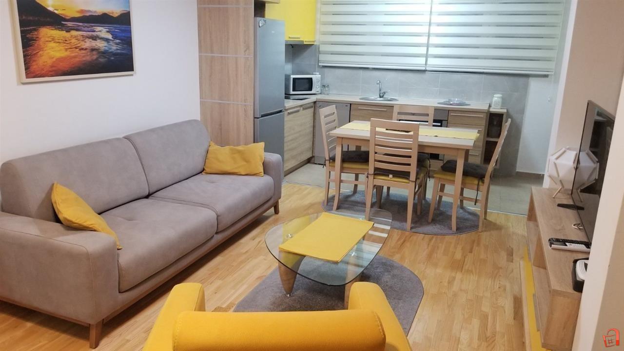 Se izdava nov trosoben stan vo Centar Univerzalna Sala