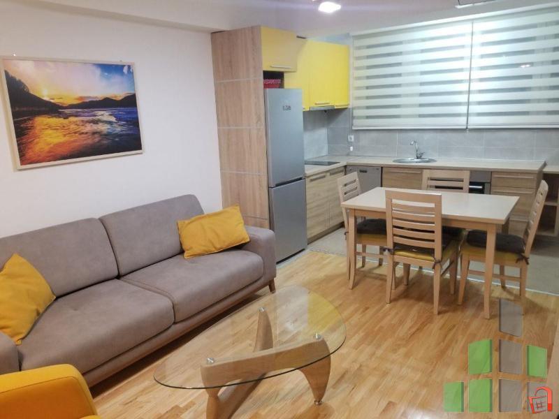 Se izdava 3-sob namesten stan vo Centar