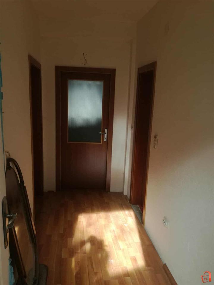 БИТОЛА, КАЈ ПАЗАРОТ СЕ ПРОДАВА КУЌА СО ДВОР.