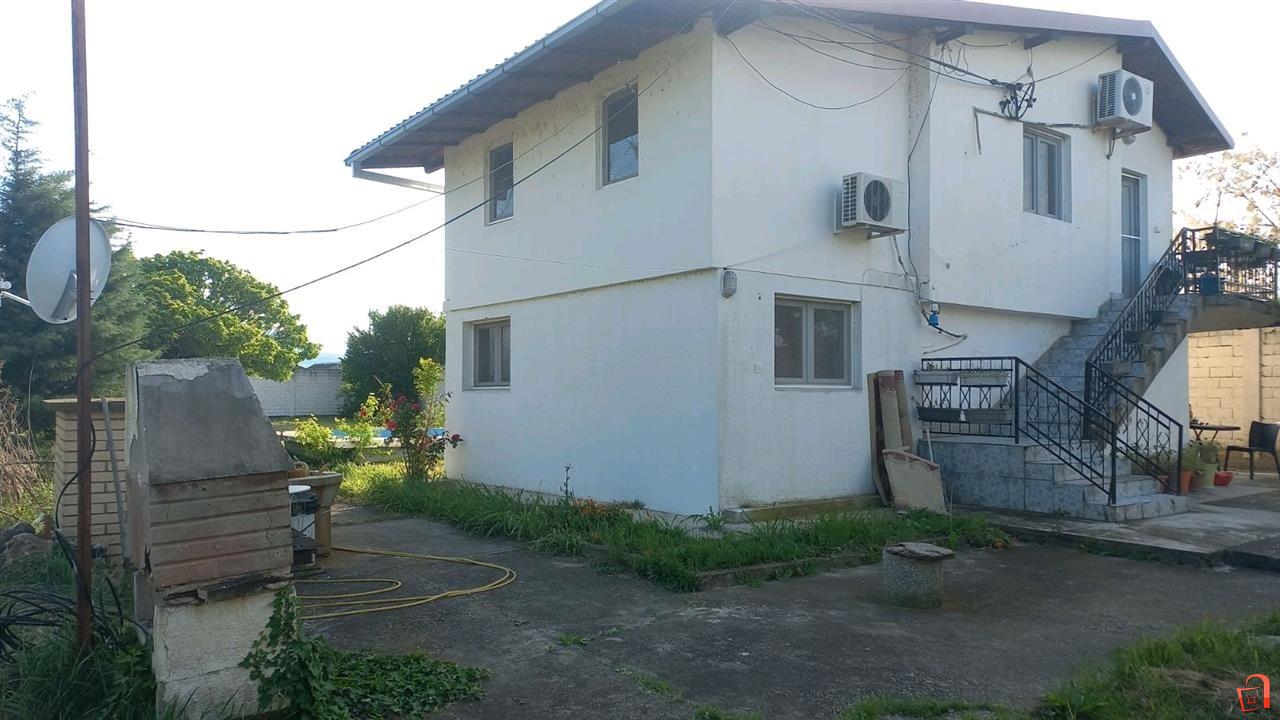 Prodavam kukja 95m2 so dvor 2600 m2 Rzanichino, Petrovec